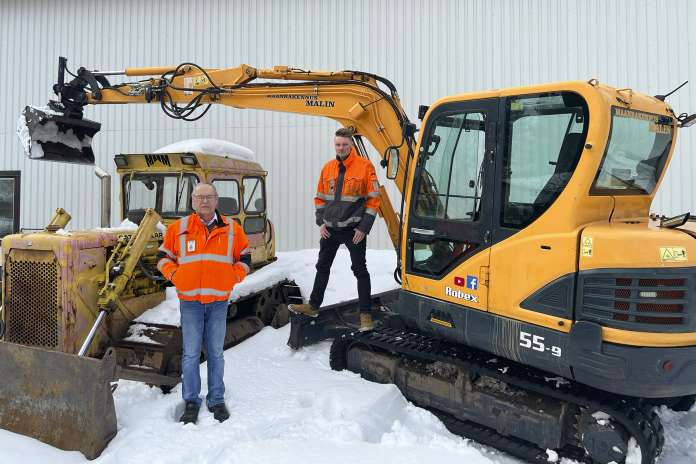 Malinin pihasta löytyy vanhaa patarautaa ja uutta ketterämpää maataistelukonetta. Mukana tämän päivän yrittäjät Markku ja Kalle Malin.
