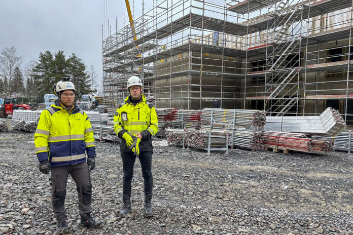 Työmaan tellingit Jussi Leppärannan ja Markus Ällin takana kohoavat korkealle. Seinästä erottuu myös isoja aukkoja, jotka selittyvät ranskalaisten parvekkeiden tulolla.