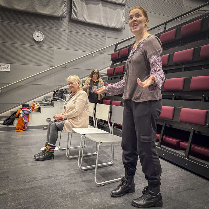 – Jotuni on tehnyt taitavasti ihmishahmot, heidän pienissäkin repliikeissään on kaikki, sanoo ohjaaja Kaija Parko (kuvassa takana). Etualalla näytelmäharjoituksissa ovat Merja Koivaara ja Sonja Priimägi.