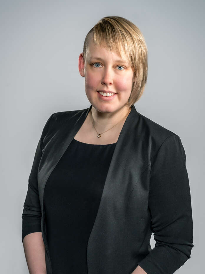 Sanni Suominen työskentelee digipedagogina ammatillisen koulutuksen parissa Joensuussa. Hän asuu miehensä ja lapsensa kanssa Kontiolahdella.