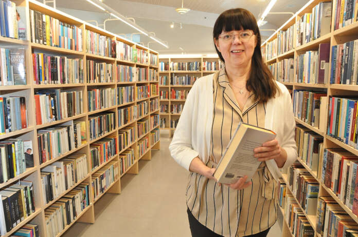 Kirjastonjohtaja Petra Julin kertoo, että Someron kirjastoon hankittiin reilu 4000 uutta kirjaa viime vuonna. Saman verran pitää poistaa, jotta uudet mahtuvat hyllyihin.