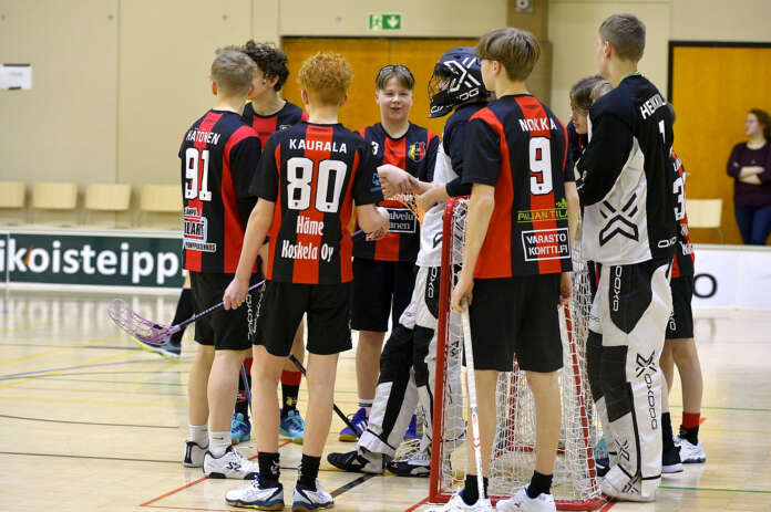 SB Someron P16-sarjan joukkue päätti pelikautensa tasapeliin sarjan voittajajoukkuetta vastaan. Kuvassa keskellä joukkueen sisäisen pistepörssin voittanut Veikka Koski (numero 3).