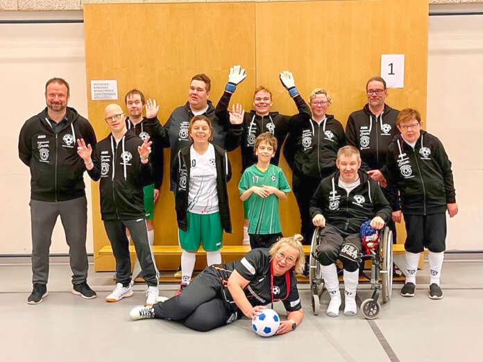 TUL:n Hämeen piirissä ”Vuoden joukkueena” palkitut SoVon mestarit. Ohjaajista kuvassa Tommy Lundberg (vas.), takarivissä oikealla Mika Kokkinen ja edessä Raila Hakamäki. Pelaajista takana (vas.) Jetro Niemi, Mikael Kokkinen, Aleksi Nieminen ja Iida Kaarela, edessä (vas.) Manu Uunimäki, Tanja Korhonen, Tyko Ponkkonen, Teijo Pursimaa ja Marju Mäenpää. Heidän lisäkseen ryhmässä on mukana Tessa Hirn.