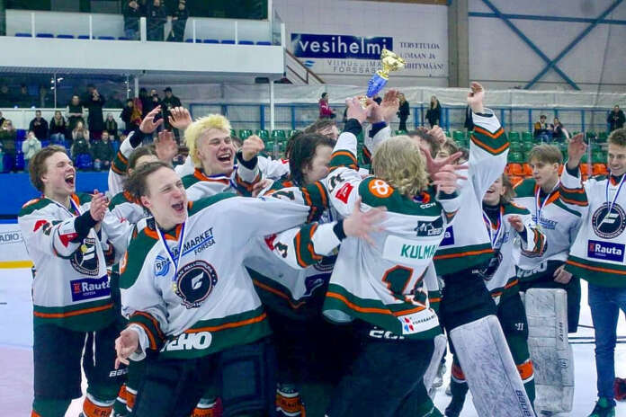 Forssan Palloseura monine somerolaisvahvistuksineen juhli kauden päätteeksi Mestiksen alemman jatkosarjan juniorimestaruutta.