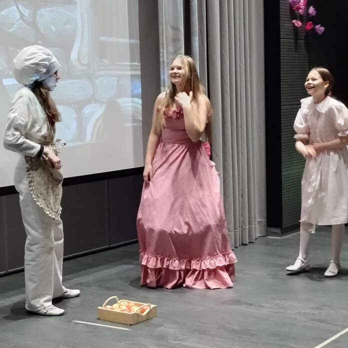 Kokki Francesca (Maija Oksa) on hämillään, kun Prinsessa Ruusunen (Luna-Liia Jääskeläinen) ja palvelustyttö Serafiina (Lilli Käkönen) ovat jekuttaneet häntä.