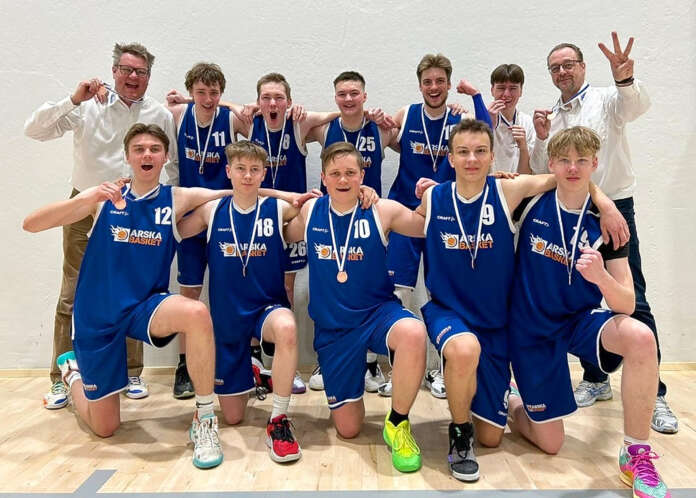 Alueellisen ykkösdivisioonan pronssimitalijoukkue, Arska-Basket Somerolta. Takarivissä (vas.) päävalmentaja Jussi Varjus, Miika Aaltonen, Ronnie Pollari, Matias Lamppu, Frans Fonsell, Aatu Nikander, valmentaja Jari Käkönen, edessä (vas.) Nikolai Varjus, Joni Salo, Juhani Kakko, Nazar Kriat ja Johannes Mäenpää.