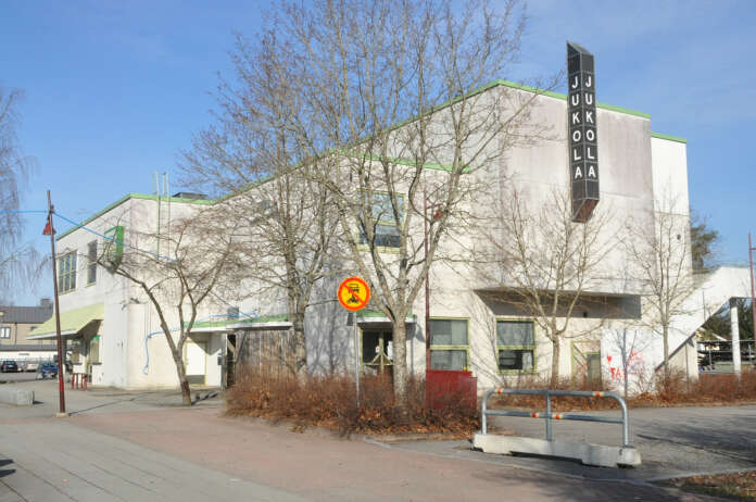 Starttipajaa ehdotetaan sijoitettavaksi Jukolan alakertaan rakennuksen Urheilutien puoleiseen päätyyn.