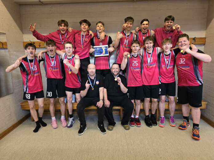 Meska, 17-v.: MesucaArska-Basketin ykkösdivisioonan mestarijoukkue: Sami Miskala (ylärivi vas.), Oliver Enbacka, Luukas Lautiala, Oskar Enbacka, Tuomas Virvelä, Aatu Nikander, Pyry Laine (alarivi vas.), Seve Korpijärvi, Ronnie Pollari, valmentaja Jani Mäenpää, päävalmentaja Ari Mäenpää, Joni Salo, Miika Aaltonen, Johannes Mäenpää ja Vilho Välttilä. Joukkueessa pelasi myös Luukas Kyyrä.