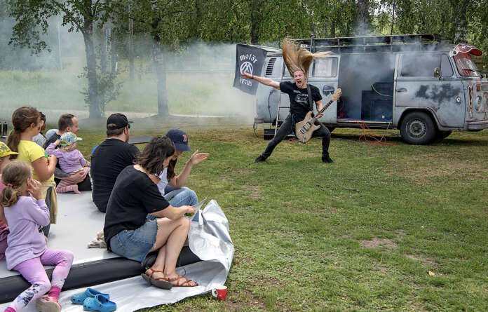 Sirkusmies Eikka Alatalo viihdyttää lapsiperheitä Somerolla ensi maanantai-illan ilmaistapahtumassa.