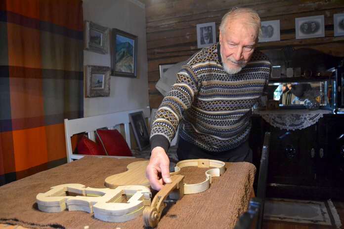 Raimo Paajasella on työn alla viulu. Häntä kiinnostaa myös, millaisia viuluntekijöitä Somerolla on aiemmin ollut.