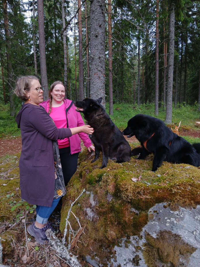Minna Teräväinen ja Jenni Pelto-Lampola avaavat koirametsän Somerolle. Mukana menossa ovat seiskarinkoira Urho ja ruotsinlapinkoira Niila.