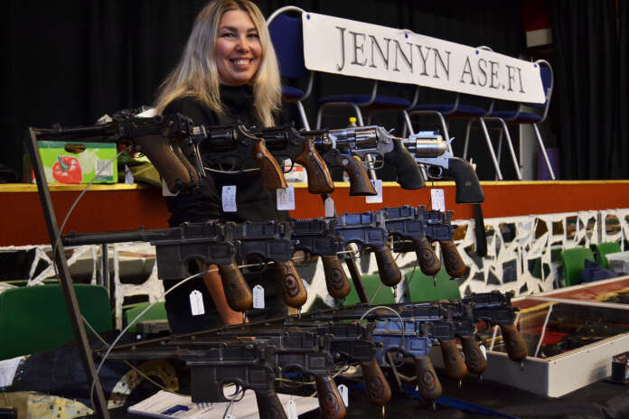 Jenny Puskan myyntipöydästä löytyi pistooleja eri käyttötarkoituksia varten. Antiikkiaseiden keräilyn hän kertoo olevan kuin aarteenmetsästystä.