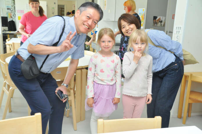 Lastenlääkäri Shintaro Kikuchi (vas.) ja hoitaja Hiroko Kikuchi (vas.) Fukushimasta otattivat yhteiskuvan somerolaislasten Jeena Heleniuksen ja Isla Knuutilan kanssa Tervapääskyn päiväkodissa.