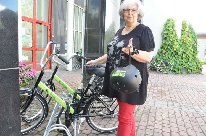 Kirjastovirkailija Kirsti Järvinen kertoo, että kaupunkipyörän voi lainata ja palauttaa kirjastolle sen aukioloaikoina. Pyöriä on tarjolla kaksi.