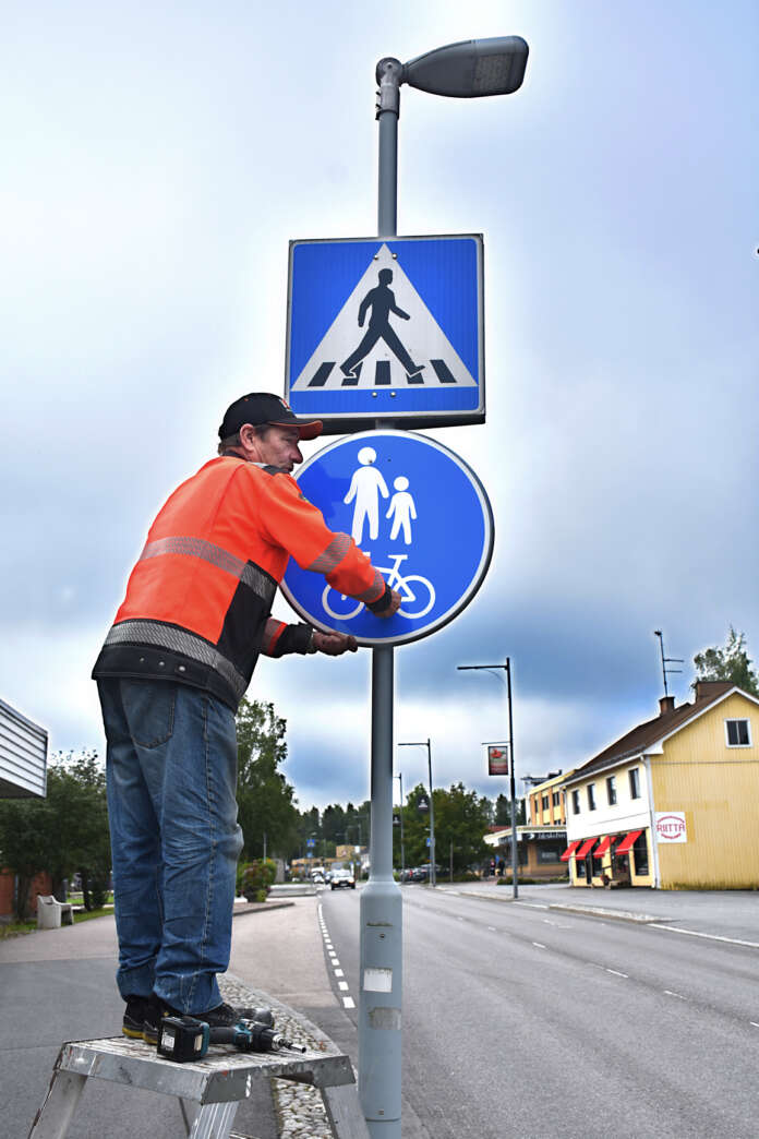 Hannu Siikärvi vaihtoi Joensuuntien liikennemerkkejä uuden tieliikennelain mukaisiin. Yläpuolella on vielä vanha suojatien merkki, mutta sen alapuolella uudistettu yhdistetyn pyörätien ja jalkakäytävän merkki.