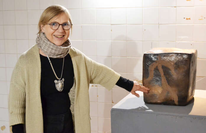 Leena Mäki-Patolan mustasavutekniikalla poltettuja savikuutioita oli esillä Kivimeijerillä.