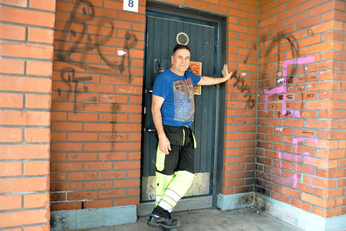 Joensuun koulun talonmies Martti Hård sanoo, että etenkin viikonlopun jälkeen tihutöitä on tehty paljon. Esimerkiksi viime maanantaina tässä nurkkauksessa oli päästetty piirtelyinto valloilleen. Oli myös poltettu puuta, vaatteita ja muuta tavaraa, ja hiiltynyttä mustaa oli maassa siivottavana kosolti.