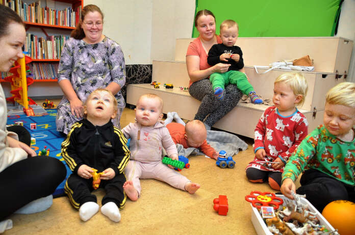Kerho on juttelua, leikkiä ja vertaistukea. Mukana viimeksi olivat Helka Poutiainen (vas.) ja poikansa Eerik Poutiainen, Tuuli Jussila ja tyttärensä Venny Kauhanen (Eerikin vieressä), Minna Rantanen ja lapsensa Aleksi Korkiala ja lattialla Katriina Korkiala sekä Suoma Putilin ja Tenho Putilin, äiti Henna Putilin on karkumatkalla kuvasta. Oinasjärven kerho kokoontuu parillisten viikkojen torstaiaamupäivisin Oinasjärven koulun päädyssä; seuraavan kerran 3. lokakuuta.