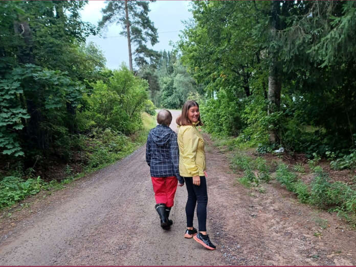 Saija Vuori sanoo toisen ulkoiluttamisen antavan yhteisen rauhallisen hetken niin ulkoiluttajalle kuin ulkoilutettavallekin.