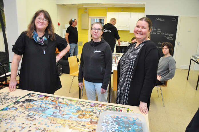 Starttipajan valmentajat/ohjaajat Mari Vasama (vas.) ja Marja Friberg (oik.) ja etsivä nuorisotyöntekijä Lea Ahonen (keskellä) ovat tyytyväisiä, että vihdoin on vakituinen paikka starttipajalle. Ryhmätilaan on rakennettu keittonurkkaus, jossa nuorten kanssa tehdään yhdessä ruokaa. Keittiöseinän takana on neuvotteluhuone, jossa voi rauhassa keskustella, hoitaa asioita ja vaikka opiskella.