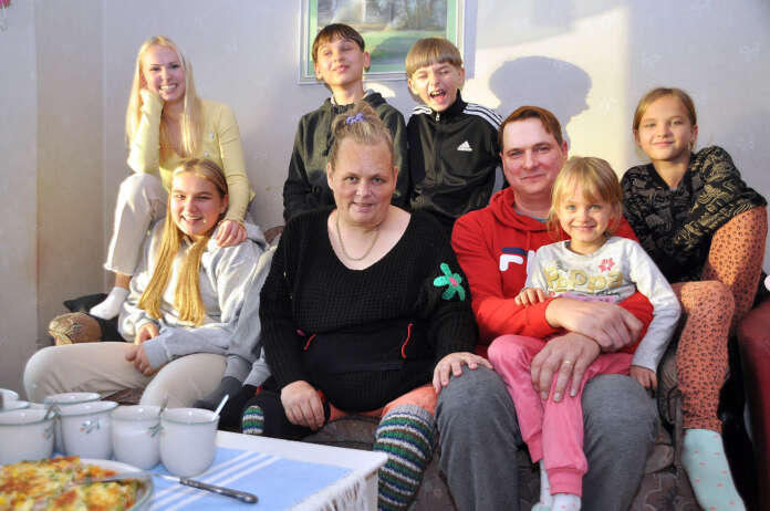 Taimelan perheessä nauretaan ja puhutaan paljon. Koko konkkaronkka asettui valokuvaan isän palkitsemistilaisuudessa. Vasemmalta oikealle lapset Viivi (ylhäällä), Iida, Leevi, Eetu, Eevi (ulommaisena oikealla) ja Mikko-isän sylissä Enni ja vierellä vaimo Riikka.