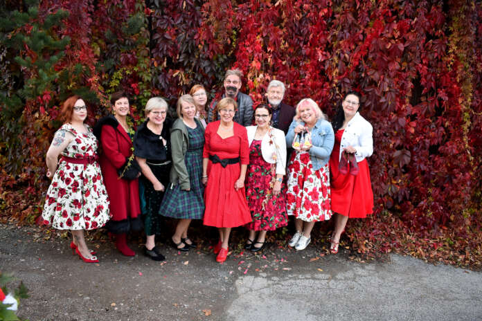 Kenkäkonserttia valmistavassa Metka Köörissä laulavat Kirsi Lehtonen (vas.), Anu-Miisa Forell, Teija Hämäläinen, Sonja Kämi, Erja Teräväinen, Marja Virta, Tarmo Risunen, Pirjo Rahkonen, Yrjö Uusi-Heikkilä, Minna Filppu ja Meira Kurvinen sekä kuvan ulkopuolella Pia Tuomonen, Sarita Kankare, Irma Mäkinen, Ari Lindén ja Jan-Erik Strömberg.