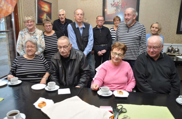Parkinson-kerho kokoontuu aina kuukauden kolmantena maanantaina yhteen. Tällä kertaa paikkana oli Someron Seurahuone. Rupattelun ja kahvittelun lisäksi askarreltiin leivinliina.