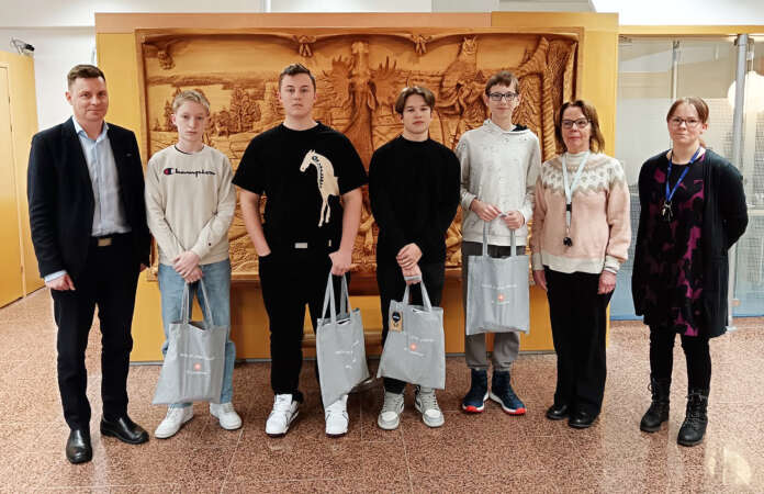 Lounaismaan Osuuspankin Juho Pettersson (vas.), palkitut nuoret Niklas Pyykkö, Martin Lillemäe, Visa Suni ja Danylo Danchuk sekä Kiiruun koulun opettajat Ulla Virkki ja Johanna Utriainen.