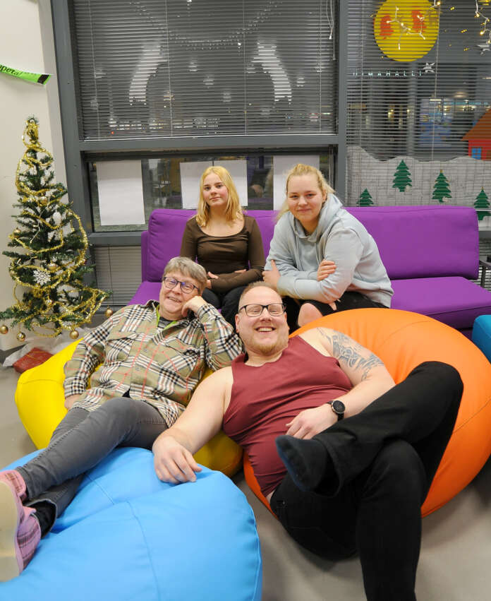 Takana vasemmalla Taivi Tomson, joka istuu nykyisessä nuorisovaltuustossa, vierellä sisko Tairi Tomson, joka oli valtuutettu edellisessä, sekä ohjaajat Anne Vauhkonen ja Vesa Pohjola.