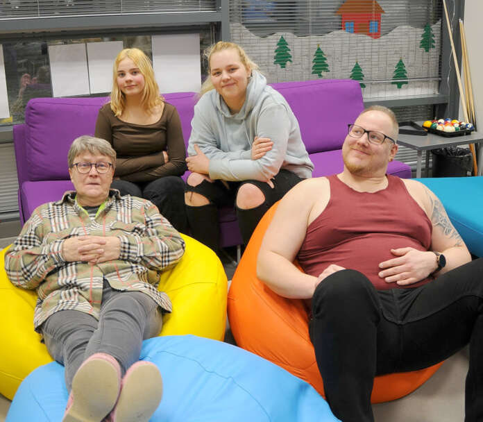 Nuoret Taivi Tomson (ylhäällä vas.), Tairi Tomson ja ohjaajansa Anne Vauhkonen sekä Vesa Pohjola nuorisotila Relassa.