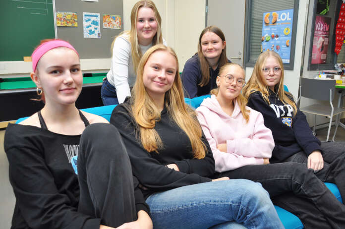 Sylvia Varjus (vas. edessä), Anni Pettersson, Jessica Nousiainen ja Erika Malmivaara sekä Vilhelmiina Nieminen (takana vas.) ja Iina Nivalinna ovat kouluttautuneet ZempPareiksi ja auttaneet yläkoululaisia läksyjen teossa ja kokeisiin valmistautumisessa. Jokaisella on ollut henkilökohtainen tsempattava yläkoulun seiskaluokalta.