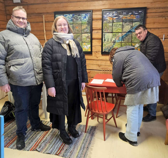 Väinö Verho (vas.), Sanni Verho, Tiina Verho ja Timo Verho allekirjoittivat vastinetta Häntälän kyläkeskuksessa.