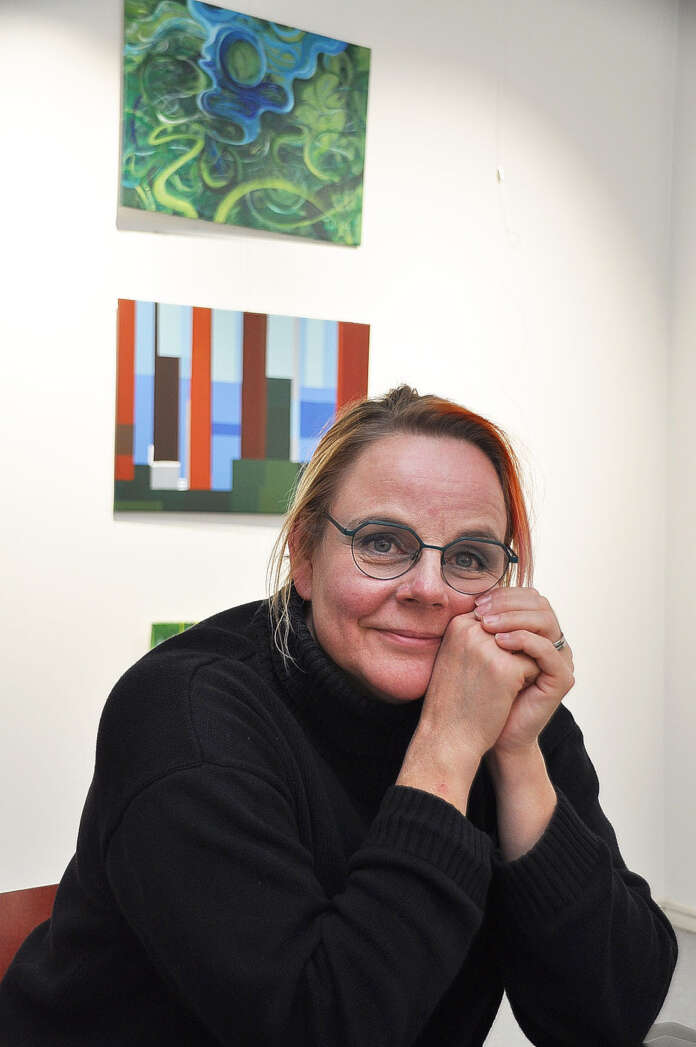 Tanja Holmberg innostui jälleeen maalaamisesta. Hän uskoo, ettei ole muuta vaihtoehtoa kuin jatkaa maalaamista.. Takanaan ovat hänen tekemänsä taulut Sininen kuutamo ja Ranta.