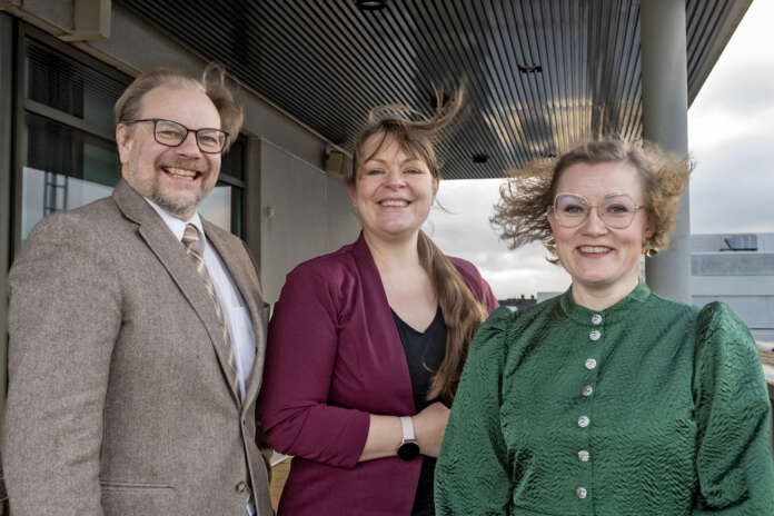 Varhan vuodet ovat olleet tuulisia, niin kuin oli aluehallituksen puheenjohtajiston kuvauspäiväkin. Jani Kurvinen (vas.), Niina Alho ja Sanna Vauranoja eivät ole antaneet vastoinkäymisten kuitenkaan lannistaa.
