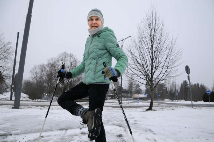 Jaana Kekille kävelylenkit ovat tärkeä keino pitää kunnostaan huolta. Liukkailla etenemistä helpottavat kunnon kengät ja liukuesteet, ja myös rentous.