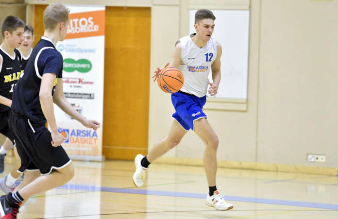 Hurjavireinen Nikolai Varjus latoi Arska-Basketin tuoreimmassa kotiottelussa 36 pistettä, kruunaten pelipäivänsä onnistuneella donkkauksella.