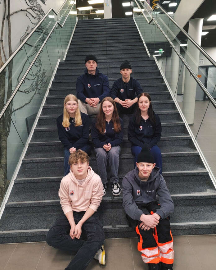 Nuorisovaltuustossa vaikuttavat Aarni Rupponen (edessä vas.), Viljami Jylkkä, Alissa Talikka, Iina Mäkinen, Peppi Lehtimäki sekä puheenjohtaja Luukas Kyyrä sekä Paavo Hälli.