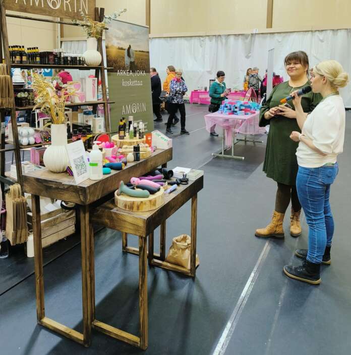 Alapään asioiden teemapäivää oli juontamassa ja paikallaolijoita haastattelemassa somerolainen Laura Nuotio (vas.)