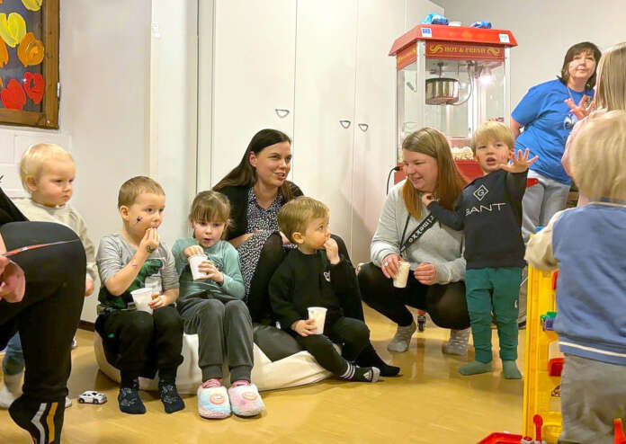 Avoimen päiväkodin ystävänpäivän tapahtuma oli suosittu. Vasemmalla Eino Ali-Yrkkö, Maxim Pasichnyk, Varvara Ahmetova, Jenny Linja, Konsta Mäenpää, Susanna ja Toivo Korpiseppälä ja Olena Zalishmyak.