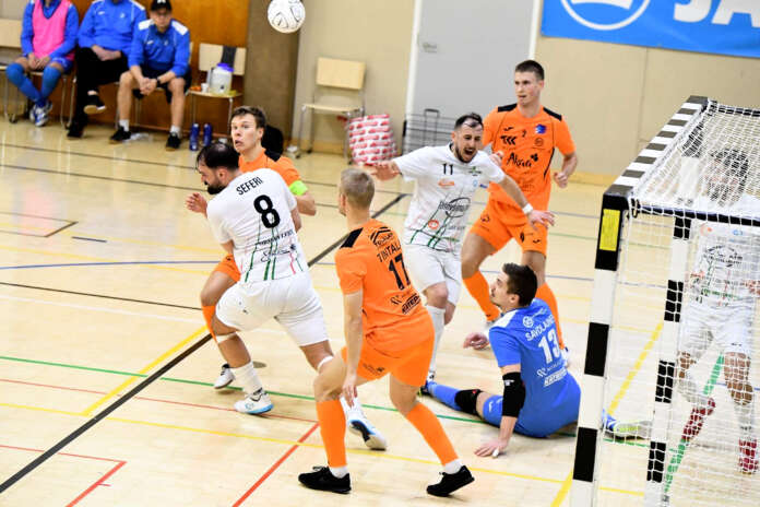 Pelin loppupuolella valkoasuinen SoVo ahdisteli Akaan maalia monilla vaarallisilla hyökkäyksillä. Kuvassa kotijoukkueen pelaajista Valmir Seferi (8), Valdrin Rashica (11) ja Arber Istrefi (maalin takana) sekä akaalaisista Iiro Vanha, Tero Intala, Henri Alamikkotervo ja maalivahti Juha-Matti Savolainen.