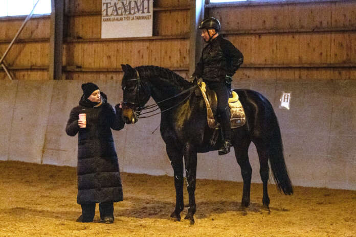 Roman Kudryartsev hevosella Jazzi treenaamassa vaativan tason tehtäviä, kuvassa myös Justina Vanagaite.
