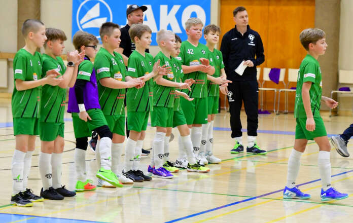 SoVon P12-juniorit pääsivät futsal-kauden aikana pelaamaan kaksi kotiturnausta. Oikealla joukkueen paras maalintekijä Akseli Laine ja taustalla valmentajat Juho Pettersson sekä Jyri Lindberg.