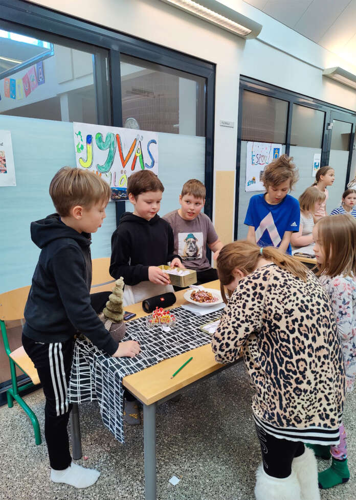 Jyväskylässä on asunut kuuluisa vaasintekijä Alvar Aalto tietävät Nikolas Rauhala (vas.), Jussi Honko, Vincent Rantala ja Sampo Paakki, jotka esittelivät Jyväskylää. Pisteellä vierailevat saivat osallistua myös arvontaan.