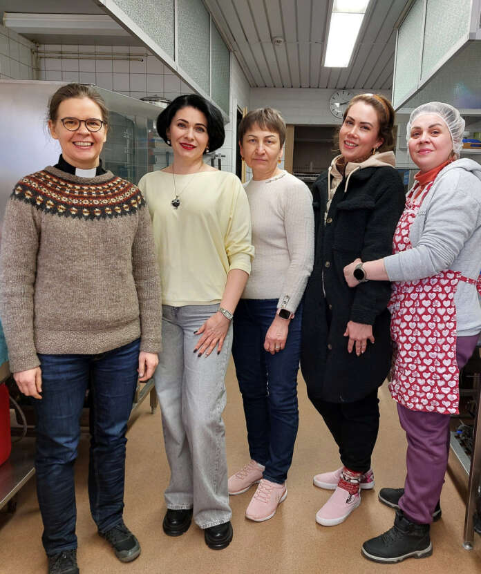Seder-ateria -tilaisuudessa olivat muun muassa vt. kirkkoherra Lilli-Irmeli Hintsa (vas.), Valentina Sniehyrova, Vitalina Fadeieiva, Sonja Leino ja Olga Hiazunova.