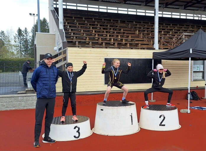 Tommi Holttisen vetämän seiväskoulun kisojen T11-sarjan kärkikolmikko Iisa Jalava (vas.), Aino Pasanen ja Eeva Björk tuulettivat näyttävästi.