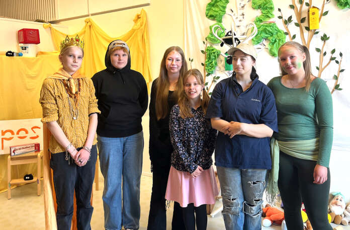 Peppi Sohlberg, Riia Juselius, Iida Salo, Miisa Räsänen, Noora Kurvinen ja Minttu Tähtinen näyttelevät Känkkäränkkä-näytelmässä.
