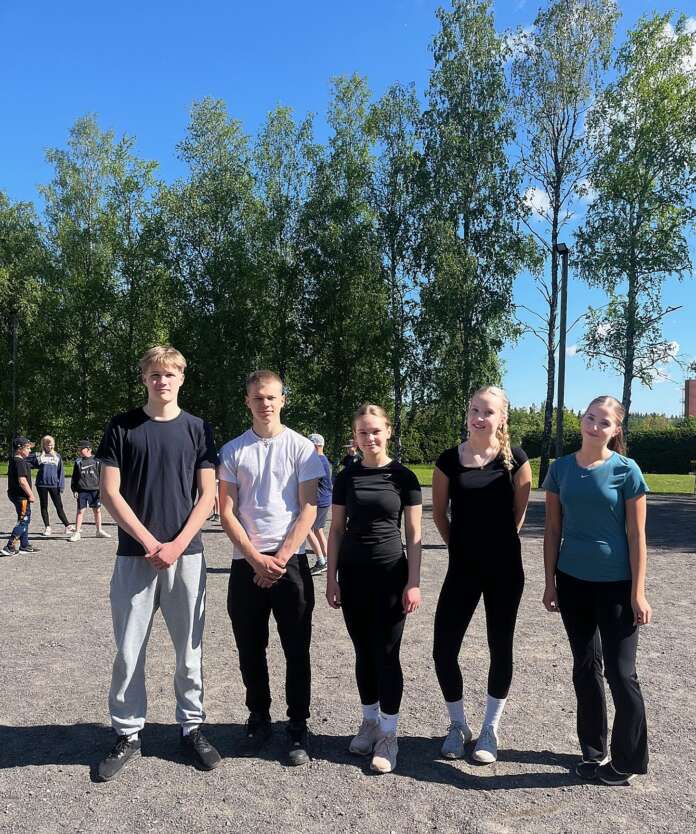Arttu Hakamäki, Aapeli Moisander, Frida Timperi, Olivia Lehtonen ja Anni Luoto leikittävät lapsia MLL Someron paikallisyhdistyksen kesäpuistossa Kirkonmäellä.