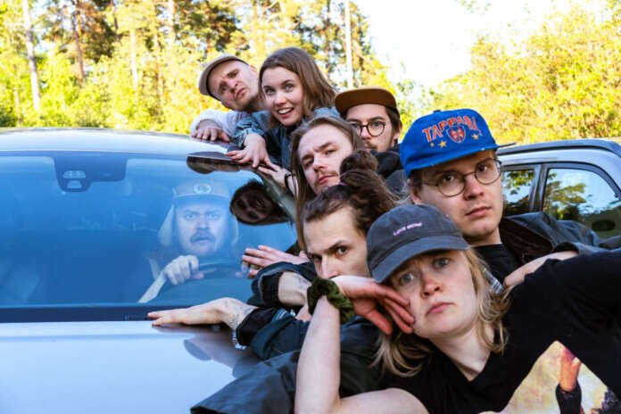 Henrik Illikainen (ratin takana) ja Tiisu-yhtyeensä sekä Vimma julaisivat ensimmäisen yhteisen singlensä.