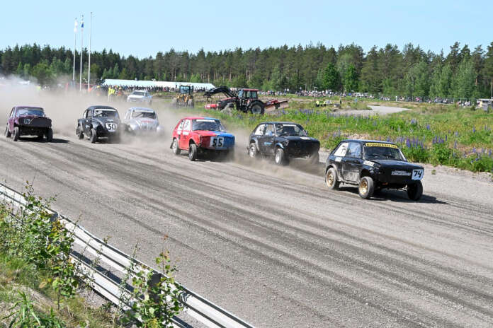 Marko Räty (74) kiitää kohti yleisen luokan voittoa, kannoillaan Saku Vasenius (49) ja sittemmin viidenneksi pudonnut Jere Piekkala (55).