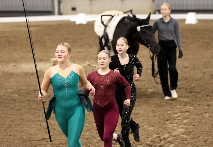 Veera Palomäki (edessä), Moona Puisto ja Mila Länsikylä kilpailivat hevosella Yömies. Juoksuttajana toimi Silja Ahonen.